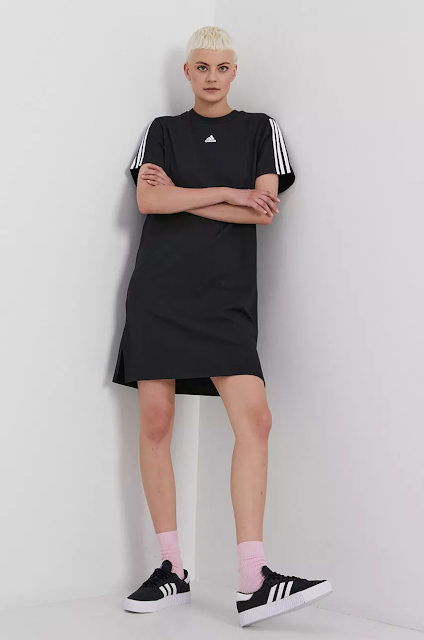 Rochie din colectia adidas. Model drept confectionat din tesatura subtire, elastica. - Better Cotton Initiative. Produsele marcate cu acest semn contin cel putin 50% bumbac de la un vanzator sau o marca apartinand initiativei Better Cotton si care investesc in dezvoltarea BCI. - Fason drept. - Cu dungi laterale. - Maneca scurta. - Decolteu rotund. - Material tricot flexibil si subtire. - Model cu imprimeu. - Finisaj din manseta. - Lungimea: 91 cm. - Latimea la subrat: 49 cm. - Dimensiunile date pentru marimea: S.