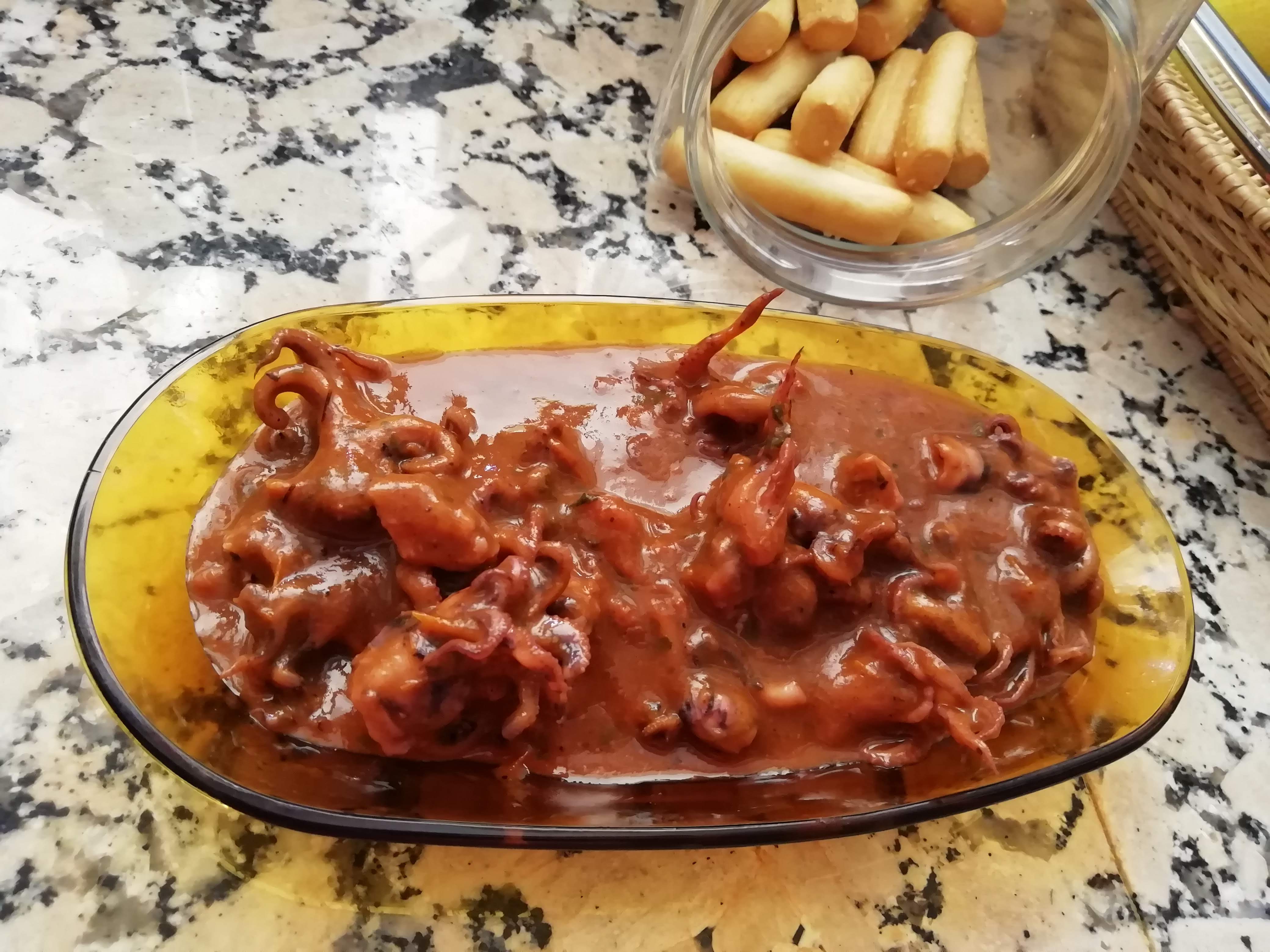 Cabezas de calamares en salsa de tomate