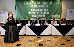 A atriz performática Edinar Corradine fez uma saudação aos participantes do Fórum