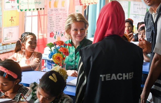 Queen Mathilde wore a green tunic and green trousers. The Queen visited the world's largest refugee camp in Kutupalong