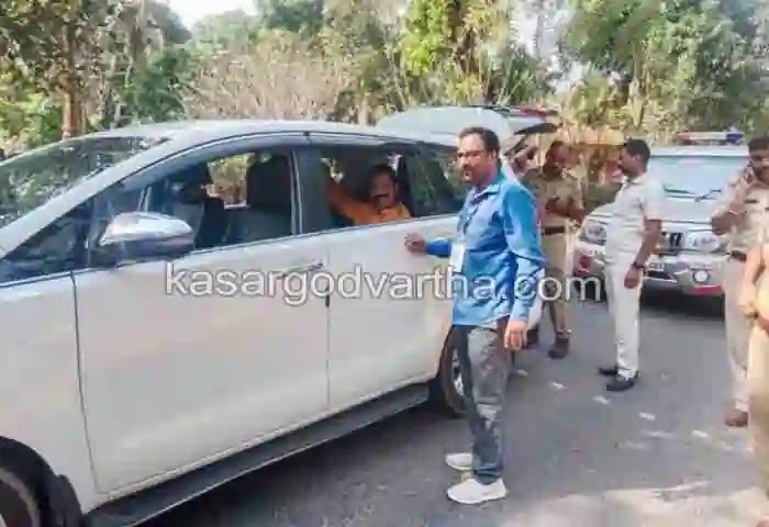 Manglore-News, National, News, Top-Headlines,BJP, State Karnataka, Election, Car, Police, BJP state chief Nalin Kumar Kateel's car stopped, checked by officials.