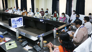 वन मंत्री श्री शाह ने ली समीक्षा बैठक जिले में जनता कर्फ्यू लगाने का निर्णय लिया