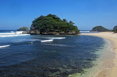 tempat wisata pantai kedung celeng di malang jawa timur 