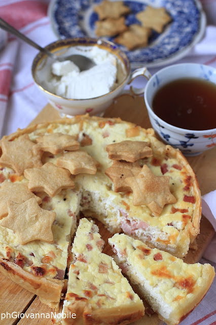 Torta salata di pasta brisé farcita con ricotta, provola e prosciutto cotto