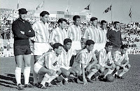 📸REAL VALLADOLID DEPORTIVO 📆21 agosto 1960 ⬆️Estrems, Solé, Mirlo, Matito, García Verdugo, Endériz, Zumalabe (portero suplente). ⬇️Macario, Benítez, Martínez, Aramendi y Morollón. REAL VALLADOLID DEPORTIVO 5 🆚 A. D. PLUS ULTRA 3 Domingo 21/08/1960, 18:00 horas. Partido amistoso. Valladolid, estadio Municipal José Zorrilla. GOLES: ⚽0-1: 11’, Marsal. ⚽1-1: 23’, Benítez. ⚽2-1: 26’, Morollón. ⚽3-1: 31’, Endériz. ⚽3-2: 36’, Villa. ⚽3-3: 66’, Marsal. ⚽4-3: 86’, Morollón. ⚽5-3: 89’, Barrio.