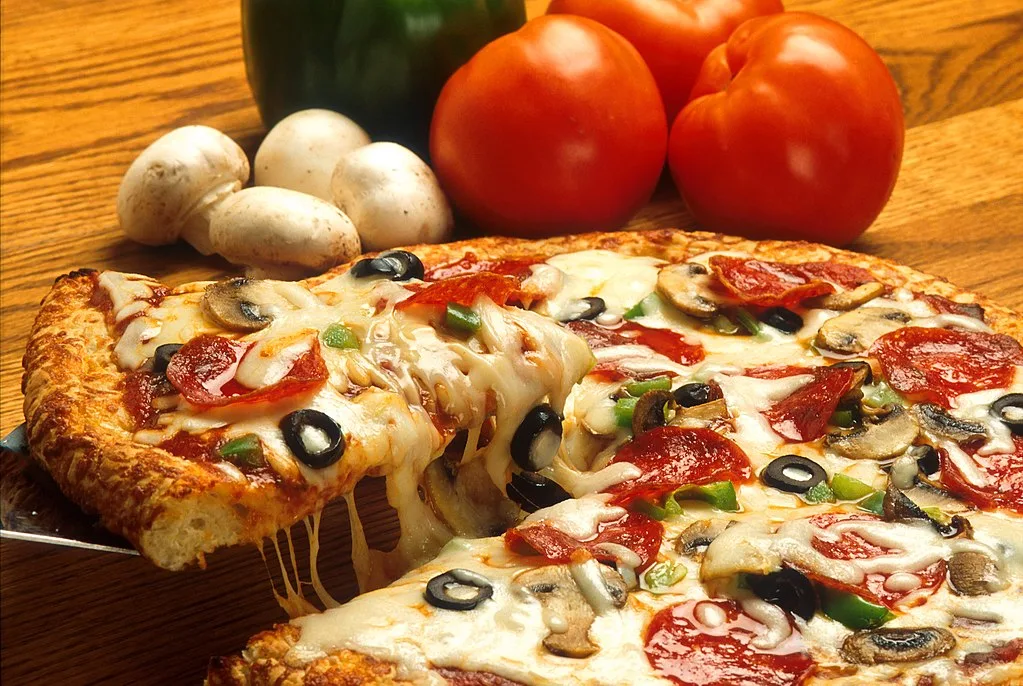 Potrawy na wzór pizzy spożywane były już w starożytności, a historia współczesnej pizzy zaczyna się w osiemnastowiecznym Neapolu