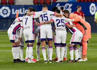 REAL VALLADOLID C. F. Temporada 2020-21. Los jugadores del Real Valladolid forman piña antes de comenzar el partido. C. A. OSASUNA 0 REAL VALLADOLID C. F. 0. 13/03/2021. Campeonato de Liga de 1ª División, jornada 27. Pamplona, Navarra, estadio El Sadar.