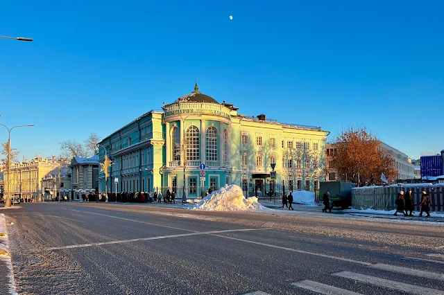 улица Волхонка, Всехсвятский проезд, Московская государственная картинная галерея народного художника СССР Ильи Глазунова