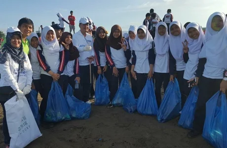 Wagub Nasrul Abit Ajak Pengunjung Pantai Padang Jaga Kebersihan
