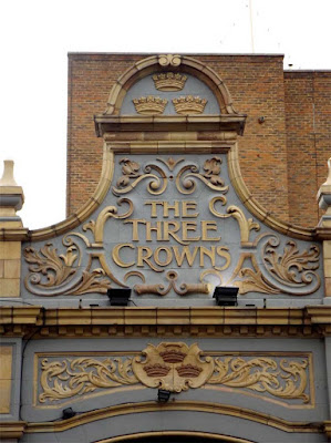 the three crowns pub sign stoke newington london