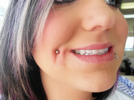 CHEEK PIERCING MEJILLA EN CHICAS