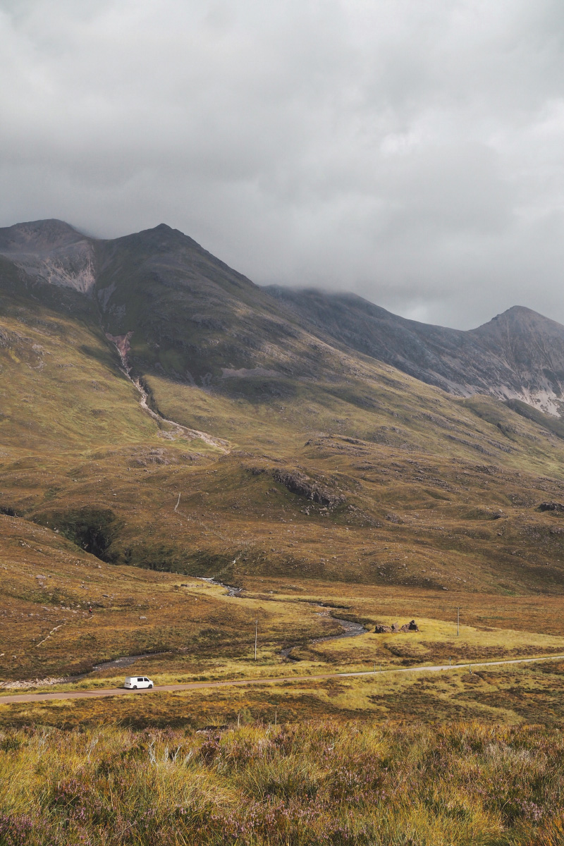 Randonnée dans la réserve naturelle de Beinn Eighe dans les Highlands en Ecosse