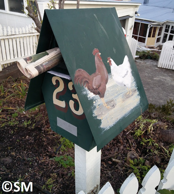 Photo de boite aux lettres peinte poule et coq Nouvelle-Zélande