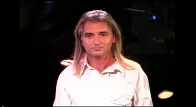 nach einem eindrucksvollen Syntesyzer-Stück von Constance Denby und einer Ansprache von Jane Sibbet hebt Braco seinen Blick