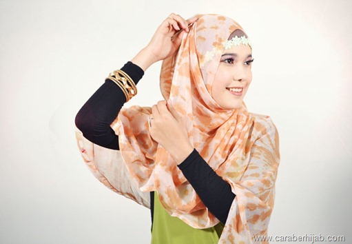 Cara Berhijab Paris Motif Dengan Headband Bunga (2)