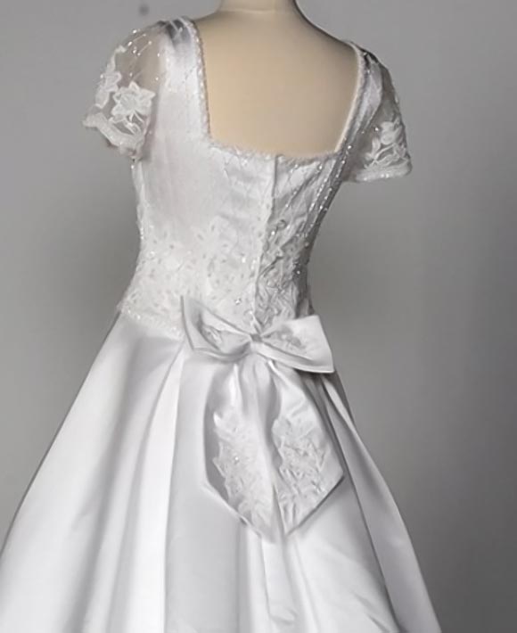 capped sleeve wedding dress. Get this gown in here.