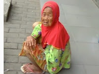 Untuk Bisa Makan Nenek Ini Duduk Tiap Hari di depan Swalayan tapi Tidak Mengemis, Ternyata Ia Melakukan Ini..