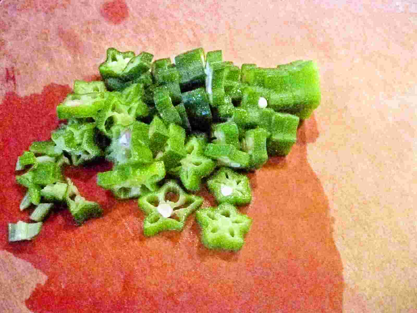 When okra cools, thinly slice (the same thickness as nagaimo slices).