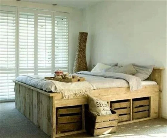 Desain tempat tidur unik dari kayu pallet bekas