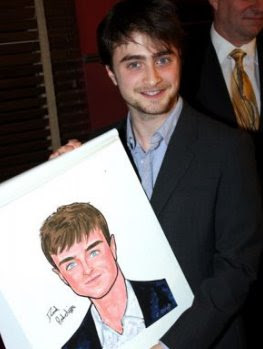 Daniel Radcliffe com caricatura autografada