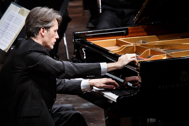 Vincent Larderet performing Ravel's Concerto for the left hand (Photo Christophe Gremiot)