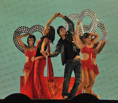 More pictures of Srk and Priyanka Chopra performing at New Age Friendship Concert