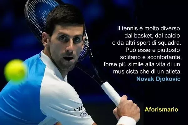 Djokovic mentre tira di rovescio