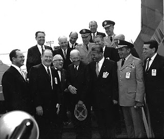 El presidente Eisenhower comparte una broma con von Braun y otros dignatarios, 1960