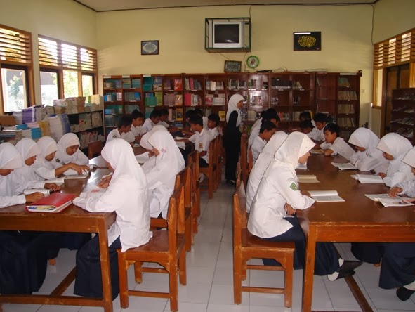 Pembelajaran Siswa didalam Perpustakaan - MTs N WONOSOBO