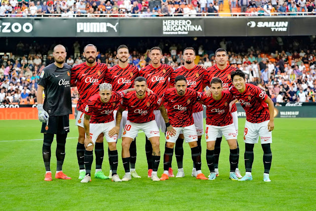 R. C. D. MALLORCA. Temporada 2022-23. Rajkovic, Muriqi, Copete, Antonio Raíllo, Valjent, Battaglia. Maffeo, Antonio Sánchez, Jaume Costa, Ruiz de Galarreta y Kang In Lee. VALENCIA C. F. 1 R. C. D. MALLORCA 2 Sábado 22/10/2022, 18:30 horas. Campeonato de Liga de 1ª División, jornada 11. Valencia, estadio de Mestalla: 41.199 espectadores. GOLES: 1-0: 52’, Edinson Cavani, de penalti. 1-1: 66’, Muriqi, de penalti. 1-2: 83’, Kang In Lee.