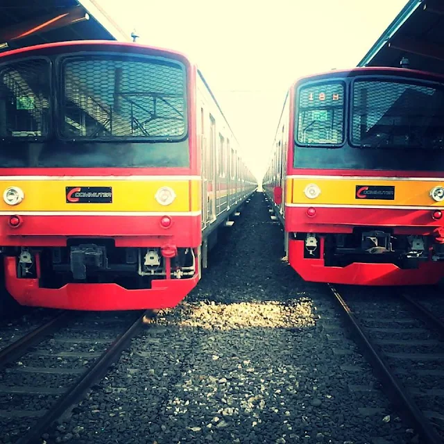 Foto KRL JR 205 Commuter Line Stasiun Depok