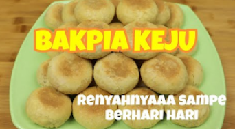 Kue Bakpia Keju memiliki lapisan kulit yang tipis dan renyah, serupa dengan varian bakpia lainnya. Namun, yang membedakan adalah isian keju yang melimpah di dalamnya. Keju yang digunakan bisa beragam jenis, seperti keju cheddar, keju mozzarella, atau keju lainnya yang memiliki cita rasa khas.