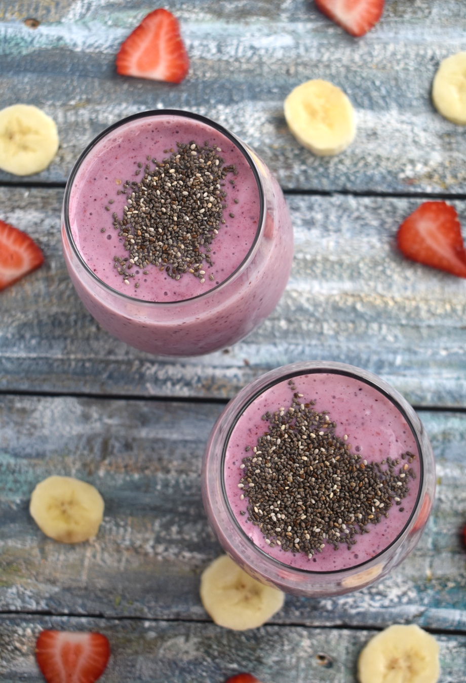 Pregnancy Superfood Smoothie is loaded with nutrients for a healthy mom and baby including berries, banana, Greek yogurt, chia seeds and peanut butter. www.nutritionistreviews.com