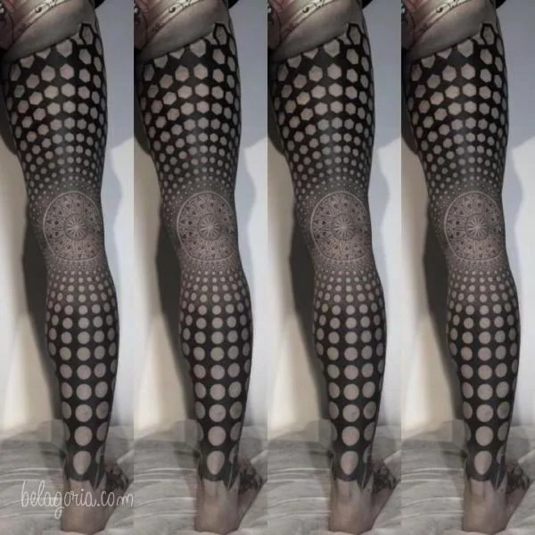 vemos una pierna con tatuajes geometricos