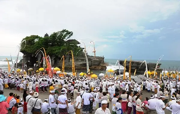 Ritual dan Upacara di Pura Tanah Lot