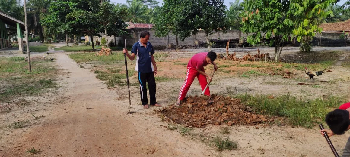 Membuat pondasi untuk Ruang Kelas Belajar (RKB) di Musi Rawas