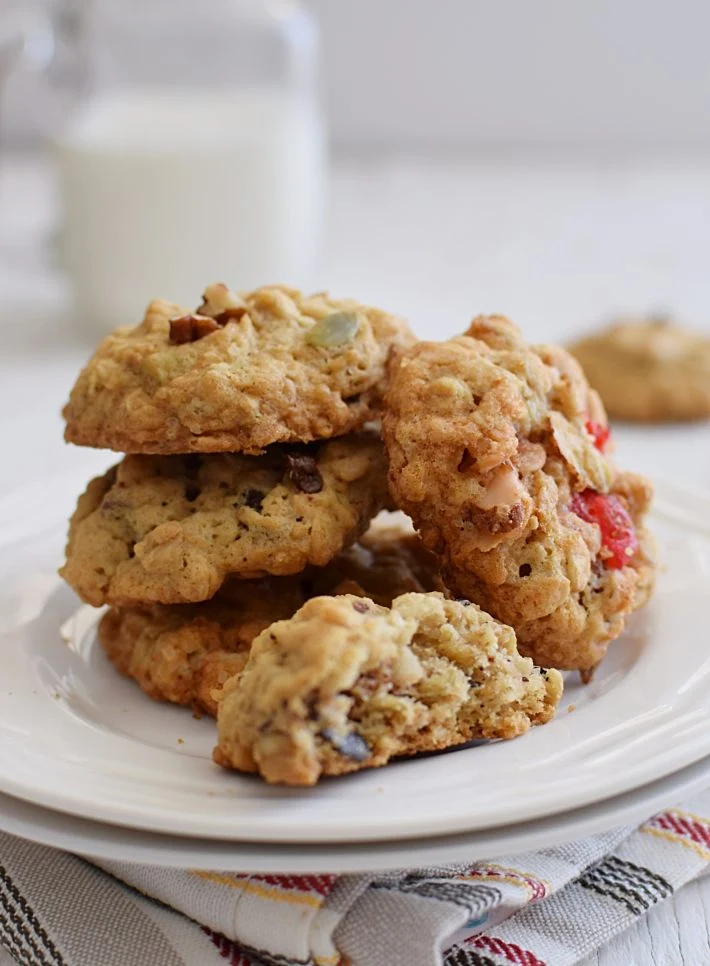 Galletas de avena de diferentes sabores servidas en un plato, con leche