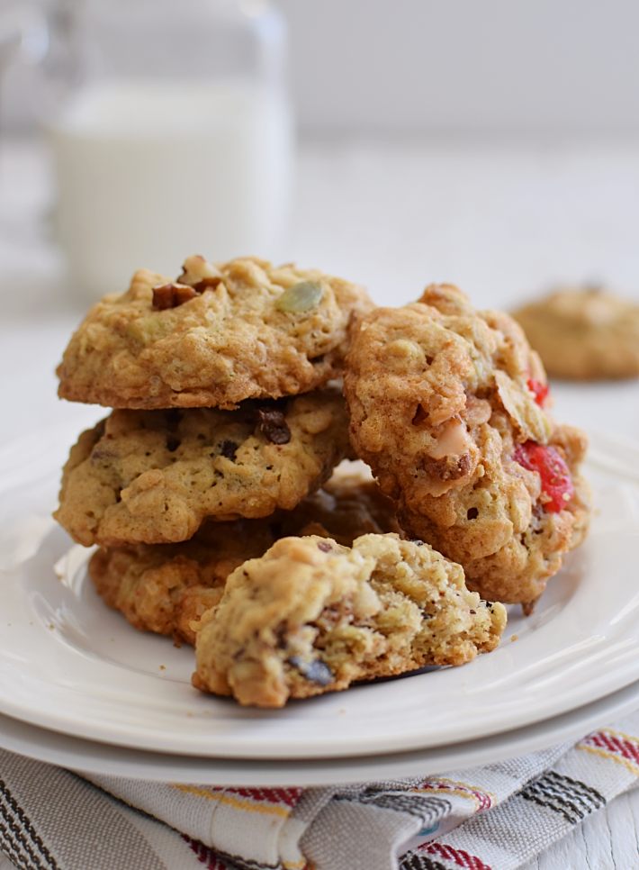 Galletas de avena de diferentes sabores servidas en un plato, con leche