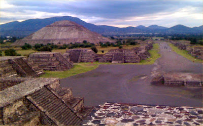 Pyramid of the Sun. On the right: Avenue of the Dead