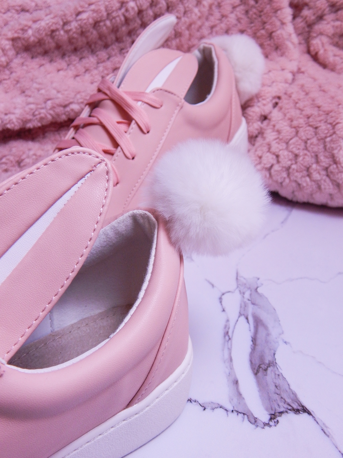 13 różowe tenisówki króliki z pomponem urocze buty na wiosnę tenisówki do każdej stylizacji renee pudrowy róż partybox buty w kształcie zająca