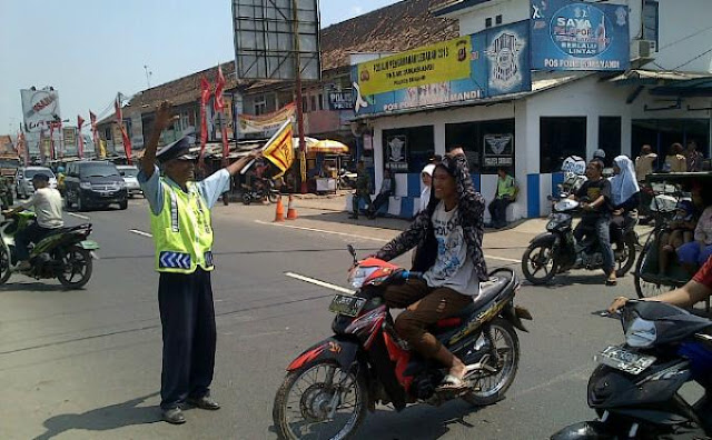 bapak tua yang menyebrangkan orang dijalan