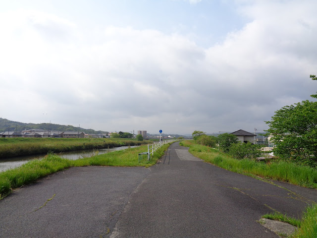 伯太川を上流に歩きます