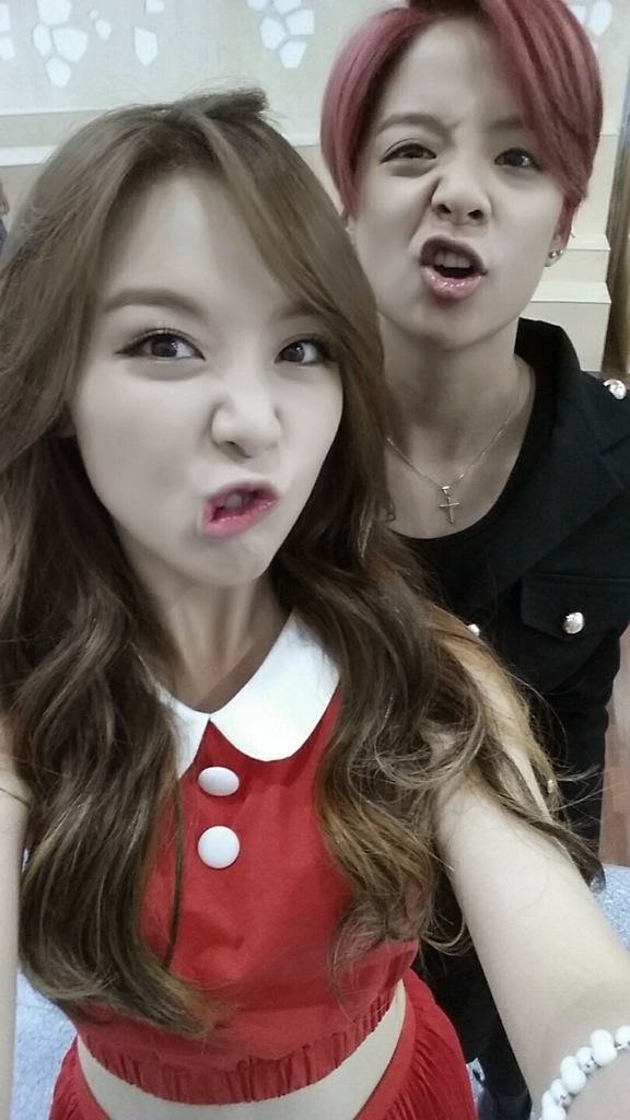F X S Amber Snapped Some Funny Pictures With Girl S Day S Minah Wonderful Generation