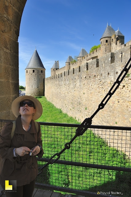 Valérie Blachier à Carcassonne sur le pont levis de la porte narbonnaise