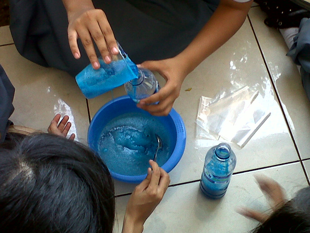 KIR SMA SULUH: Proses Praktek Pembuatan Sabun Cair