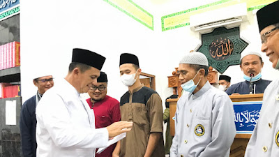 Safari Ramadhan di Masjid Hajar Aswad, Gubernur Ansar Sampaikan Beberapa Program Pemerintah 
