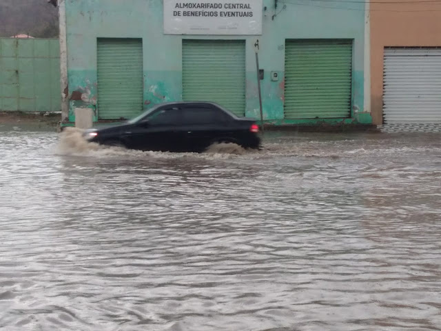 Chuva forte alaga ruas e alegra moradores de Miguel Calmon