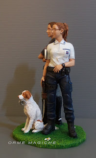 statuina per torta nuziale con due spose in divisa con armi e cagnolino che porta le manette orme magiche