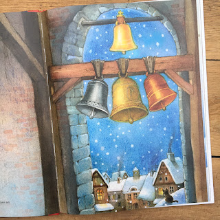 Weihnachtsbilderbuch "Die kleine Glocke, die nicht läuten wollte. Eine Weihnachtsgeschichte" von Heike Conradi, illustriert von Maja Dusikova, erschienen im NordSüd-Verlag, Rezension auf Kinderbuchblog Familienbücherei