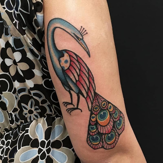 30 tatuagens de pavão que farão você se sentir uma rainha